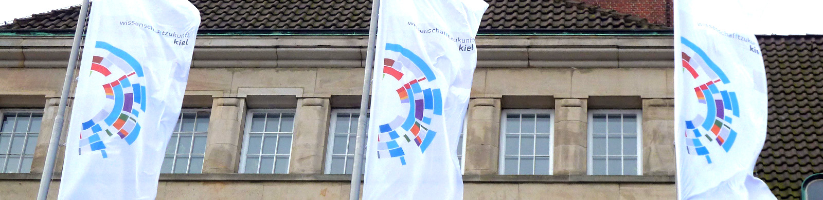 Fahnen mit Wissenschaftzukunft-Logo vor dem Kieler Rathaus