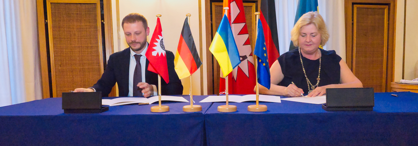 Vitaliy Belobrov, stellvertretender Bürgermeister von Cherson, und Kiels Stadtpräsidentin Bettina Aust unterzeichneten die Partnerschaftsvereinbarung im Kieler Ratssaal.